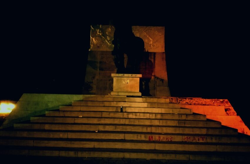  Siracusa. Tricolore di luce disegnato al Monumento ai Caduti, blitz di CasaPound