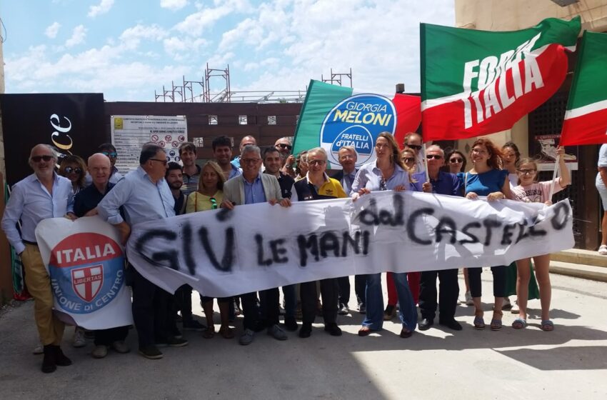  Siracusa. "Giù le mani dal castello": il centrodestra scende in piazza e attacca, "chi sono i veri cementificatori?"