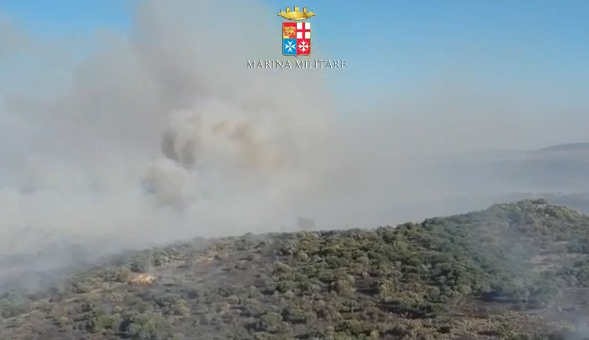  Vasto incendio in zona Roccadia a Carlentini, interviene un elicottero della Marina Militare di Catania