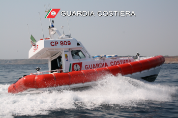  Gita in mare con tragedia sfiorata, scafo si ribalta: salvati i sei passeggeri