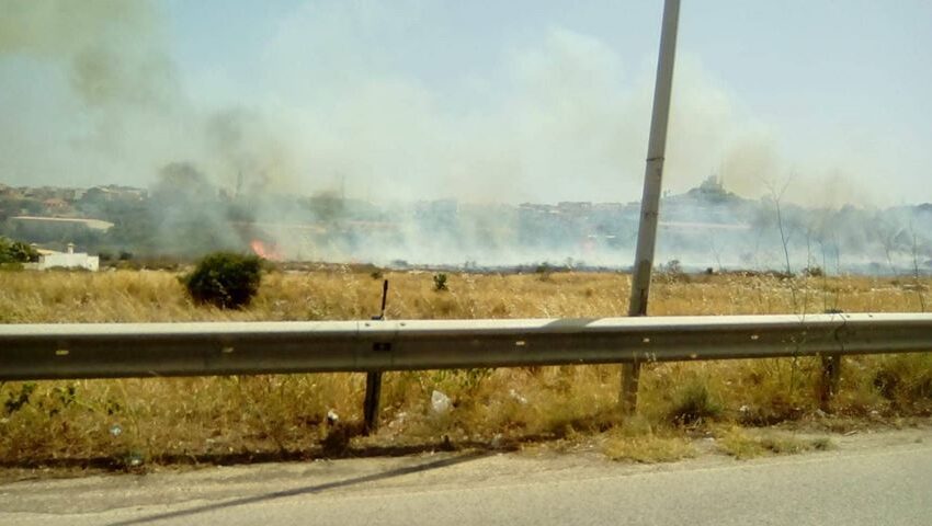  Incendi, Belvedere sotto assedio: brucia tutto il costone dall'Eurialo a Città Giardino. Canadair in aiuto
