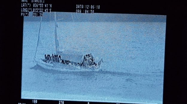  Sbarco di migranti tra Noto e Pachino, in 40 arrivano in barca a vela