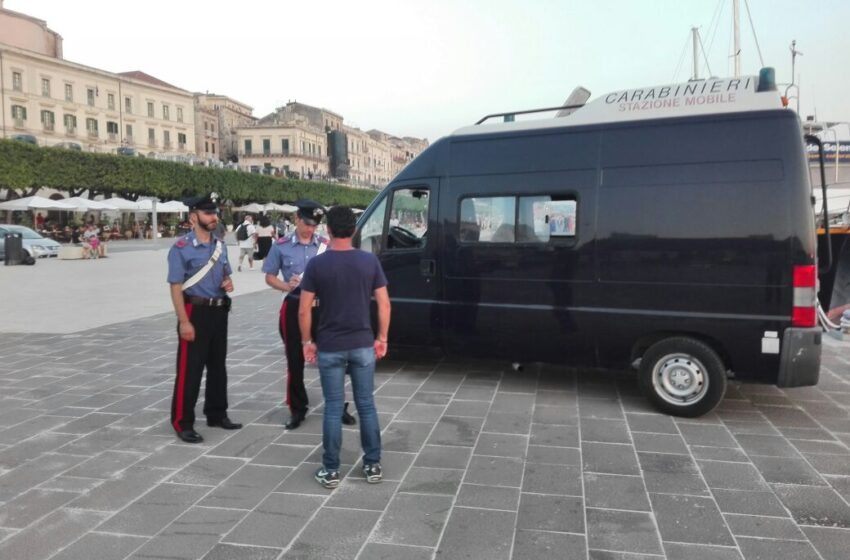  Siracusa. Colpi di pistola per minacciare la compagna, arrestato 23enne