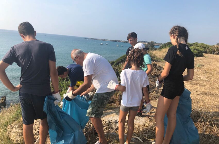  Siracusa. I volontari ripuliscono l'Arenella e i genitori portano i figli