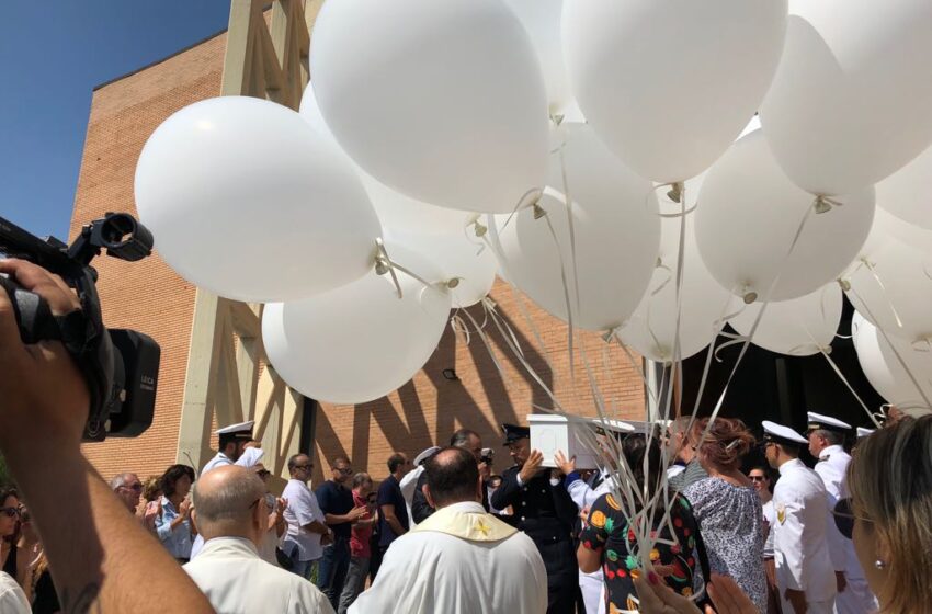  Siracusa. Fiori e palloncini per l'ultimo saluto al piccolo Lorenzo