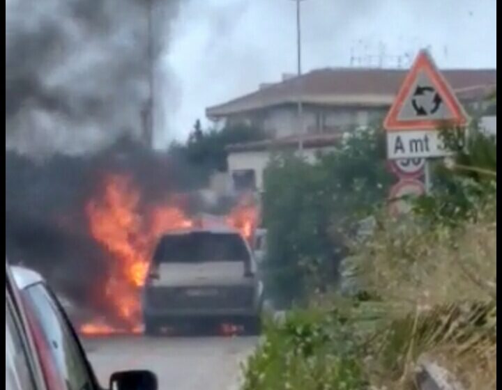  Siracusa. Auto in fiamme sulla bretella di Targia, nessun ferito