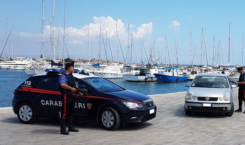  Noto. Mamma e papà litigano e la figlia chiama i carabinieri