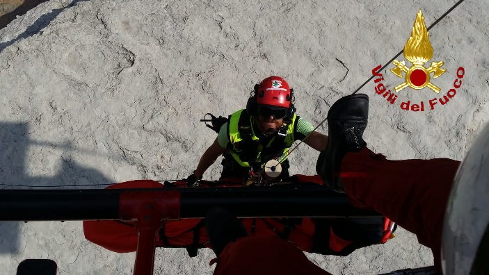  Cade ai laghetti di Cavagrande, 39enne soccorsa dall'elicottero