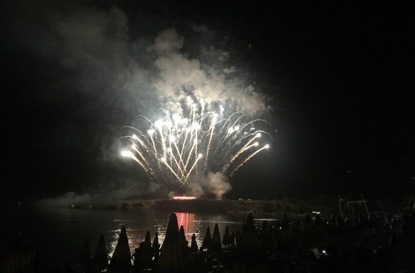  In migliaia in riva al mare ad attendere Ferragosto, a Fontane Bianche fuochi d'artificio