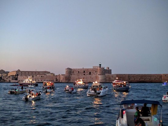  Ferragosto, oggi la processione in mare della Madonna dell’Assunta