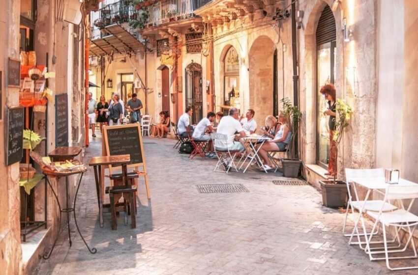  Siracusa. "Commercianti, ci sono i turisti. Siate buoni, se potete…"