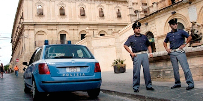  Noto. In piazza Bolivar con un cilindro di ferro “per difesa personale”: denunciato