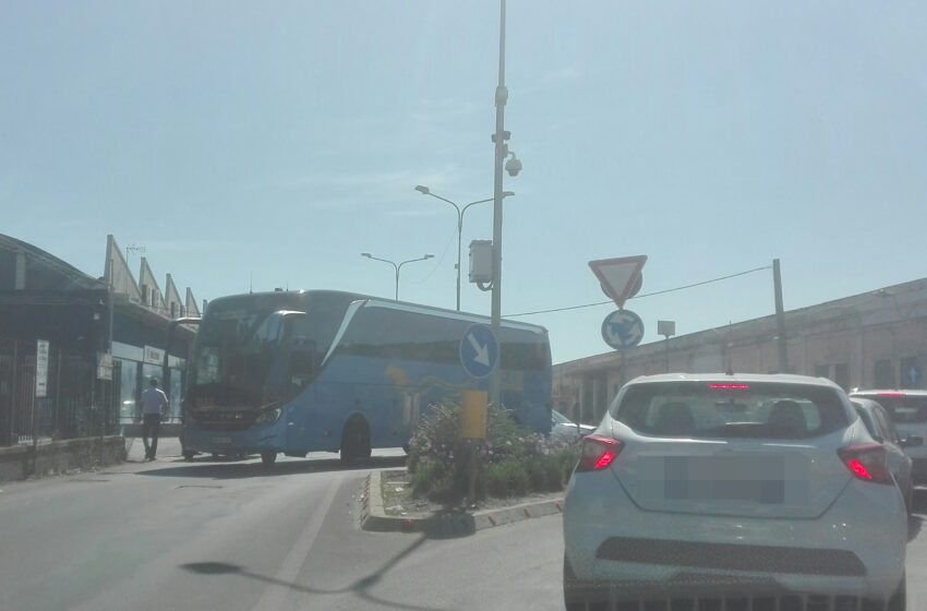  Siracusa. Incidente bus-auto in rotatoria, i turisti a piedi verso Ortigia