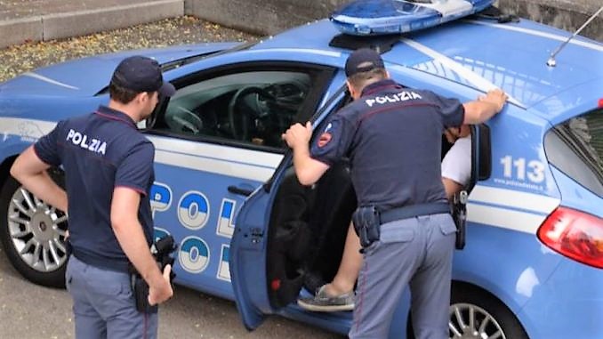  Lentini. "Mi hanno arrestato per colpa tua": bastonate allo scooter e al portone"