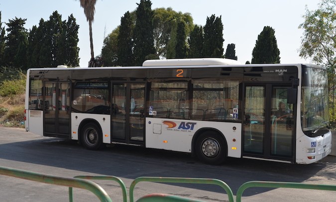  Siracusa. Plemmirio, strada invasa dalle erbacce: l’Ast interrompe il servizio su quella via