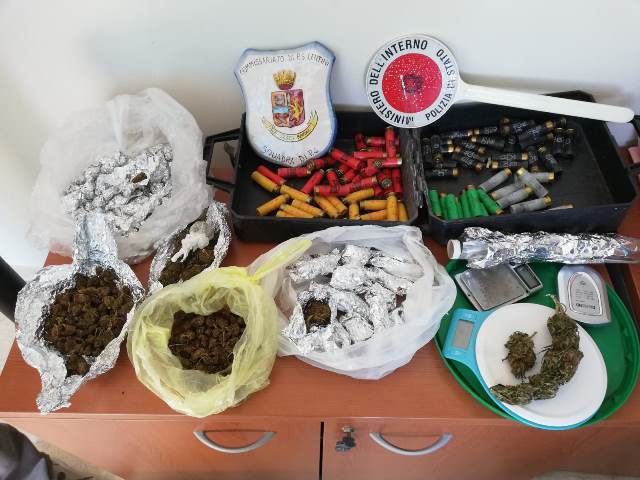  Circa mezzo chilo di droga e munizioni in un appartamento: cinofili in azione