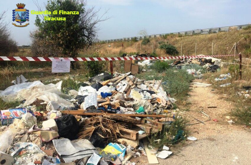  Noto. Discarica abusiva nei pressi dell'autostrada: c'era anche amianto