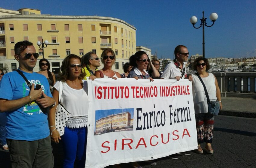  Siracusa. Istituto "Fermi", prosegue la protesta: corteo con insegnanti e famiglie