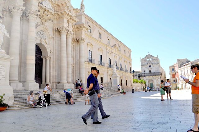  Siracusa. Si finge sordomuta per chiedere soldi alla gente, denunciata romena