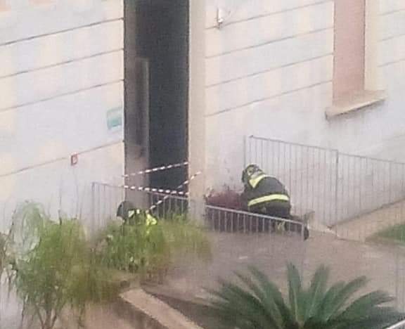 Floridia. Cede controsoffitto alla De Amicis, intervengono Vigili del Fuoco