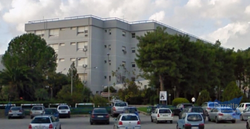  Sfonda la porta dell’ospedale con la sua auto: non ha la patente, denunciato