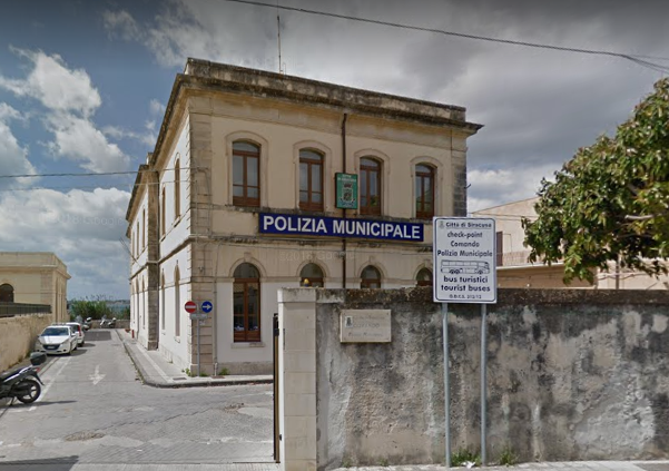  Vigili urbani aggrediti al Molo, arrestato un autista di bus palermitano