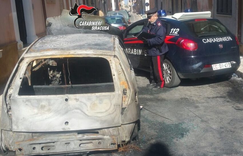  Pachino. Incendio di un'auto in via De Pretis, arrestato presunto autore