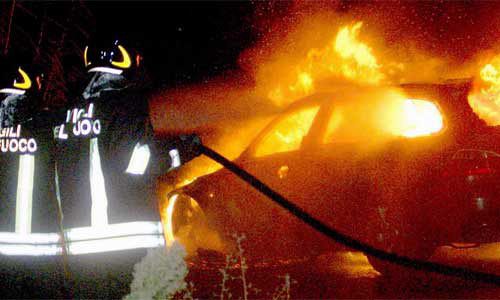  Incendia auto ma viene subito bloccato: indaga la polizia