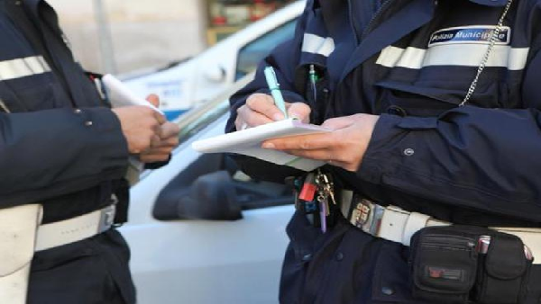  Siracusa. Minacce e spintoni agli agenti della Municipale: denunciato 32enne ubriaco