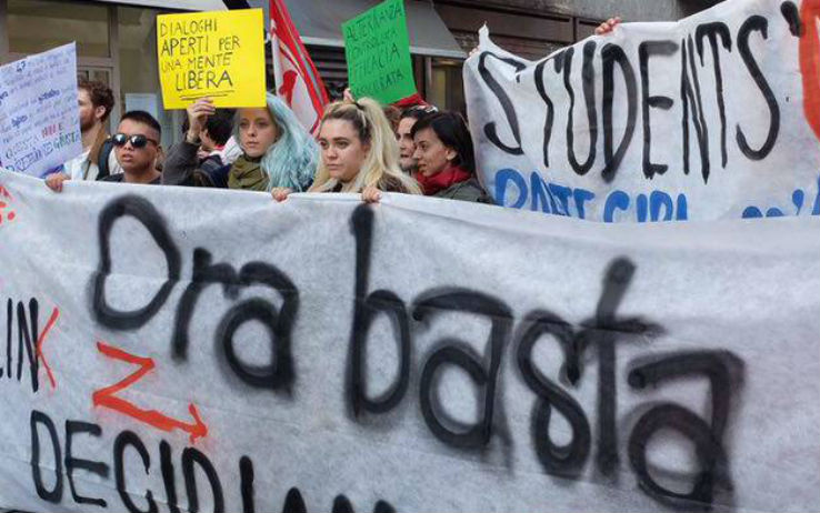  Siracusa. Studenti in protesta contro i tagli all'istruzione,workshop in piazza Santa Lucia