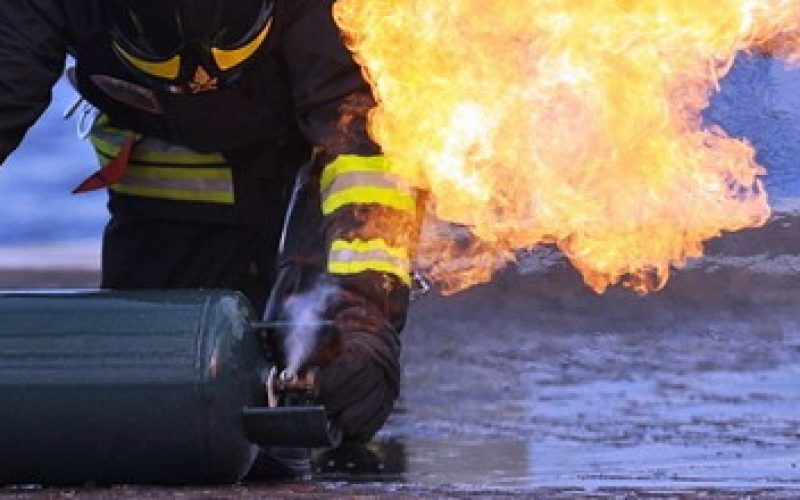  Bombola di gas prende fuoco in casa, paura per una donna di 82 anni