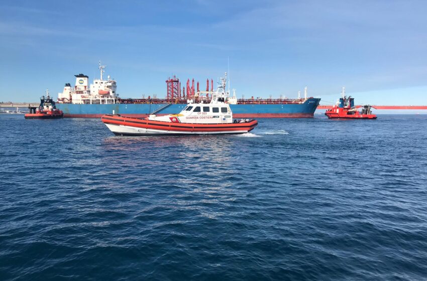 Esercitazione nella baia di Santa Panagia, simulato sversamento di idrocarburi in mare