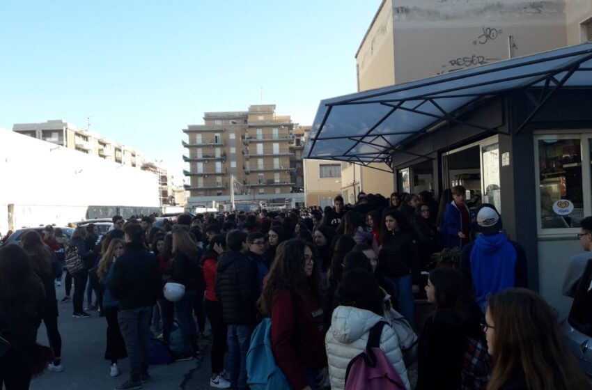  Siracusa."Due soli bagni per mille studenti": occupato il cortile del Quintiliano