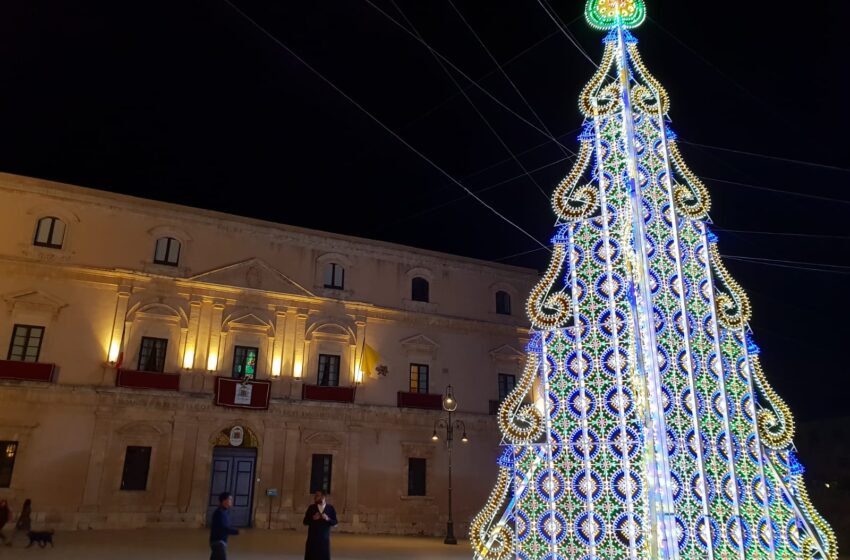  Siracusa. Acceso l'albero di piazza Duomo: ha un "gemello" alla Mazzarrona