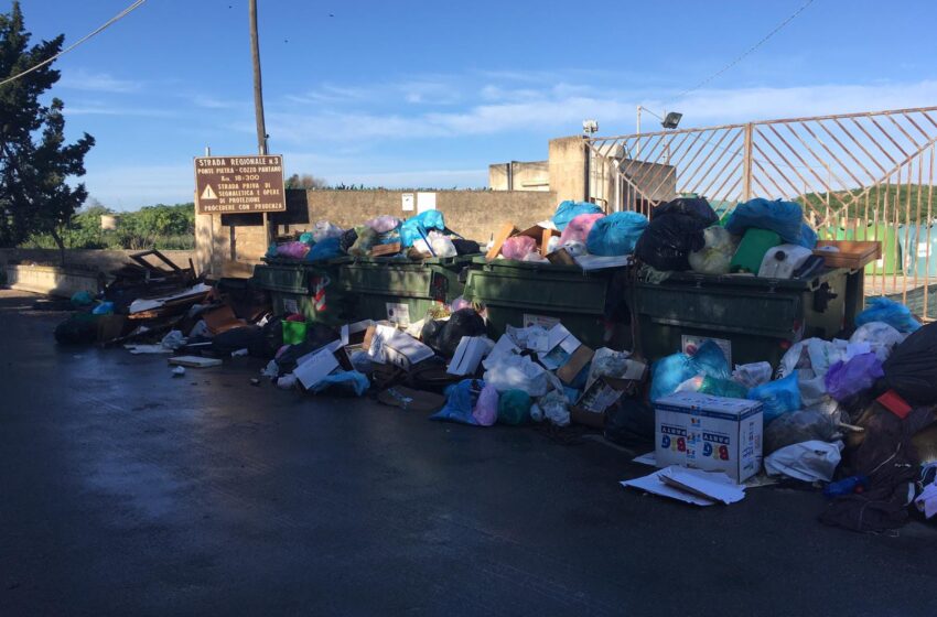  Siracusa. Centro comunale di raccolta chiuso, discarica davanti ai cancelli