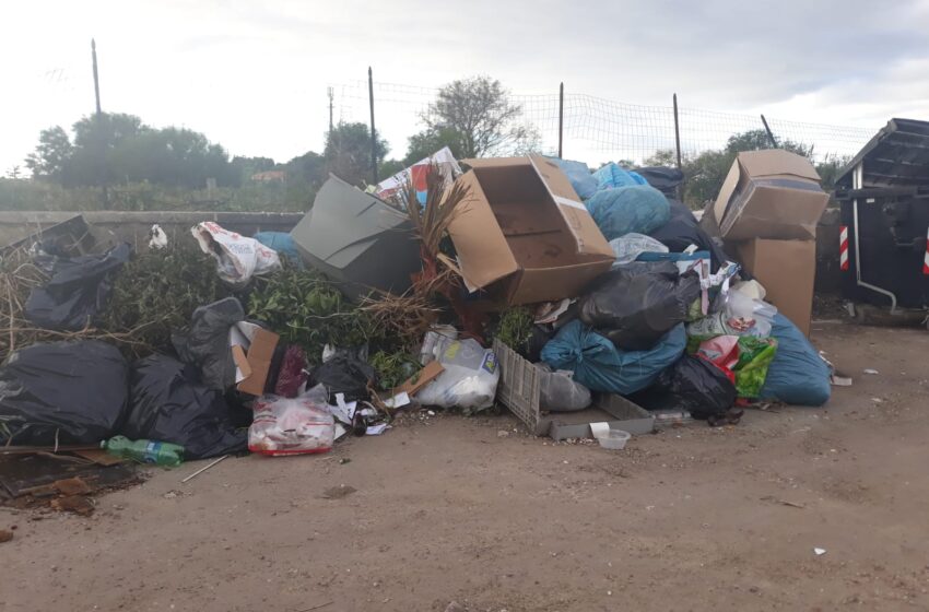  Siracusa. Fiumi di rifiuti in via Verne e traversa Impellizzeri, riaperto solo il CCR Arenaura