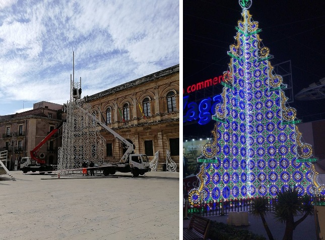  Siracusa. Albero di Natale in piazza Duomo, via ai lavori: alto e colorato (di sera)