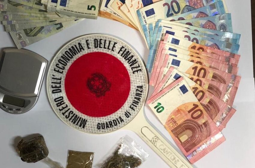  Siracusa. Droga in casa e una sala scommesse abusiva: arrestato 25enne