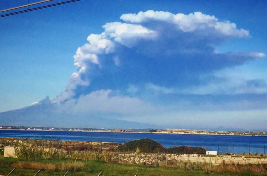  Anche da Siracusa visibile la fase eruttiva dell'Etna