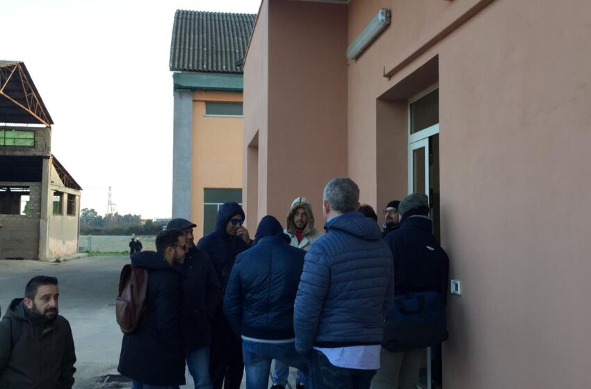  Zona industriale, niente bagni e docce: protesta dei lavoratori Ambiente spa