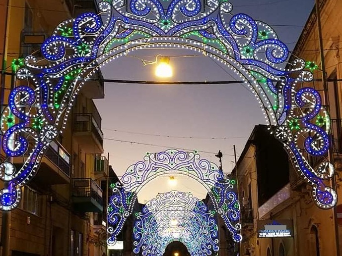  Siracusa. Niente albero ma luminarie gonfie di colori: segno d'attenzione alla Borgata