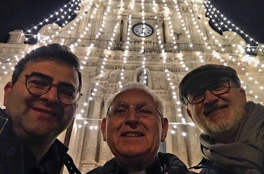  Selfie con l'arcivescovo a Palazzolo sotto le luci di San Sebastiano
