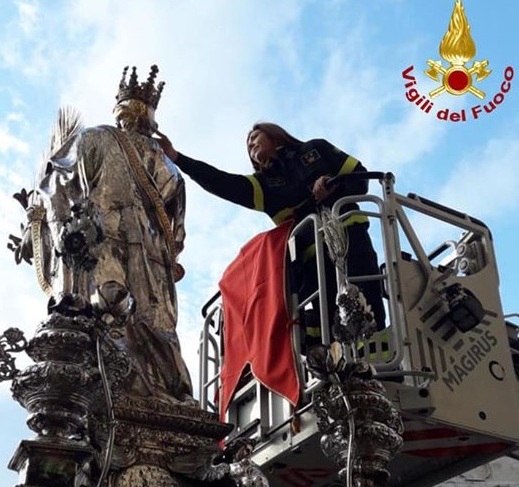  Siracusa. Un gesto che commuove e divide: la vigilessa e la carezza a Santa Lucia