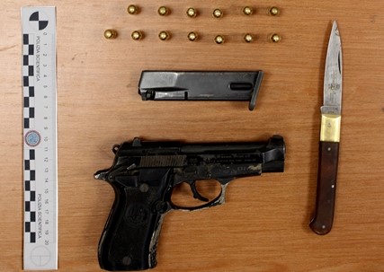  Pistola pronta per sparare, munizioni e un coltello in auto: arrestato pastore