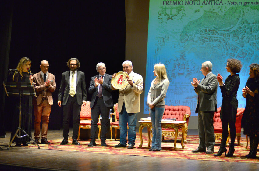  Il famoso archeologo Zahi Hawass premiato a Noto, “seguite la vostra passione”