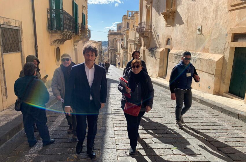  Alberto Angela a Noto, turista interessato per “Meraviglie: la Penisola dei Tesori”