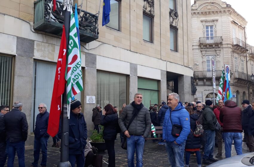  Siracusa. Dipendenti dell’ex Provincia in piazza: “Senza stipendio e dimenticati”