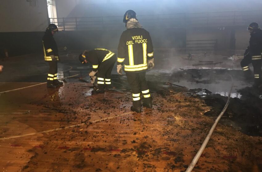  Fiamme al palasport del polivalente di Priolo:  il sindaco Gianni è una furia, “ignobili”