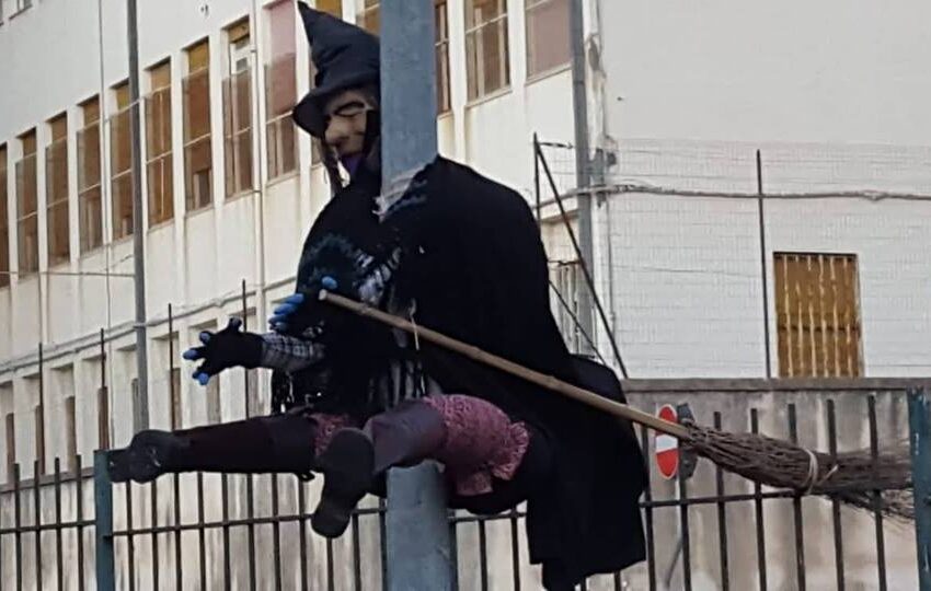  Siracusa. Appuntamenti per la Befana: al parco di via Padova, simpatica decorazione