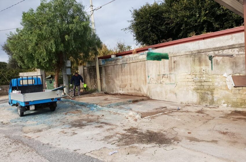  Siracusa. Cimitero, rimosso il chiosco col tetto d’amianto sgretolato